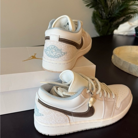 WOMEN'S AIR JORDAN 1 LOW WHITE/IRONSTONE-WHITE-LIGHT SOFT PINK IB8859-101-SZ 11 - Picture 4 of 9